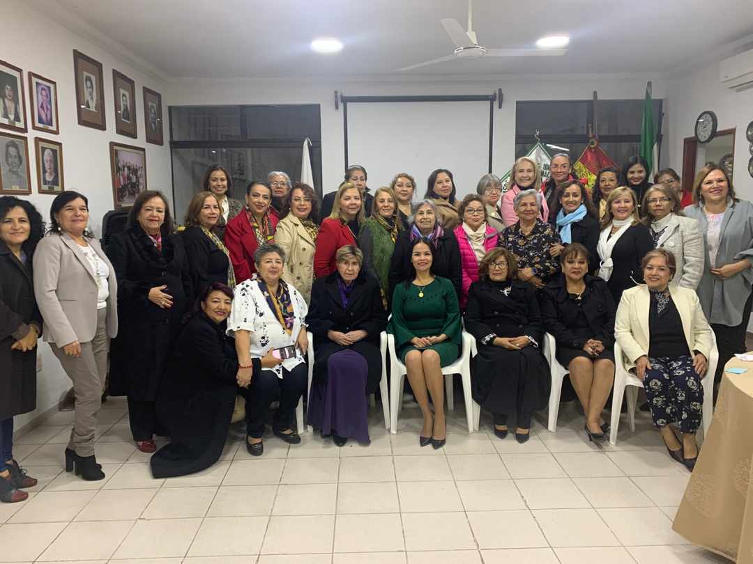 Mujeres profesionales trabajando juntas